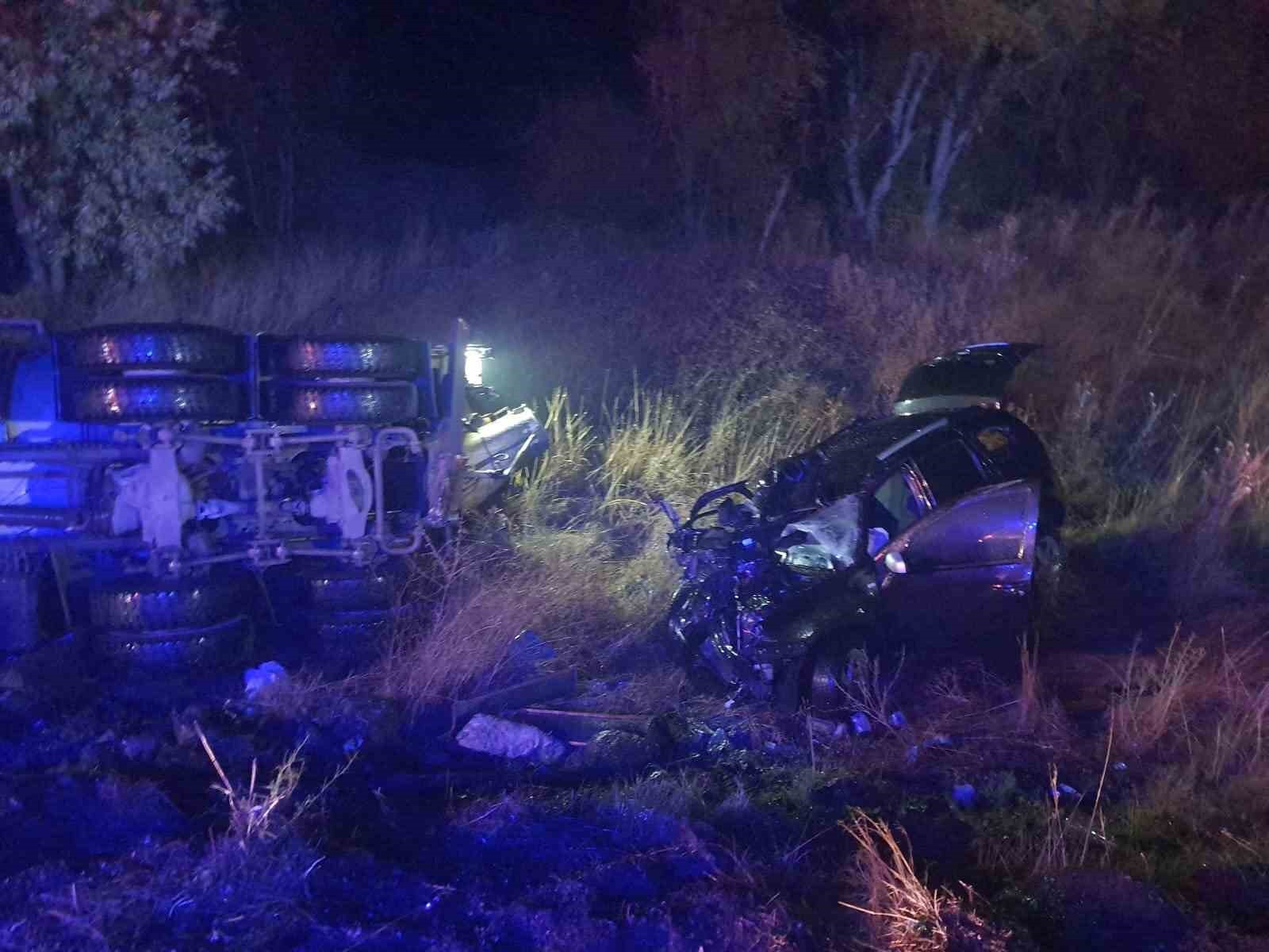 ADIYAMAN’DA OTOMOBİL İLE KAMYONUN ÇARPIŞMASI SONUCU MEYDANA GELEN KAZADA 1’İ AĞIR 3 KİŞİ AĞIR...