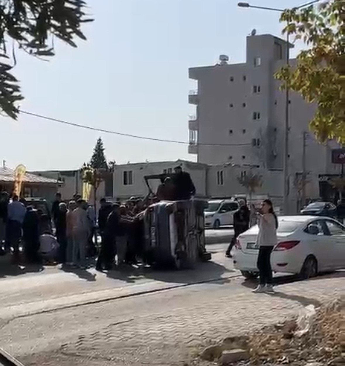 ADIYAMAN’DA OTOMOBİLLE ÇARPIŞAN ARAÇ DEVRİLEREK YAN YATTI.