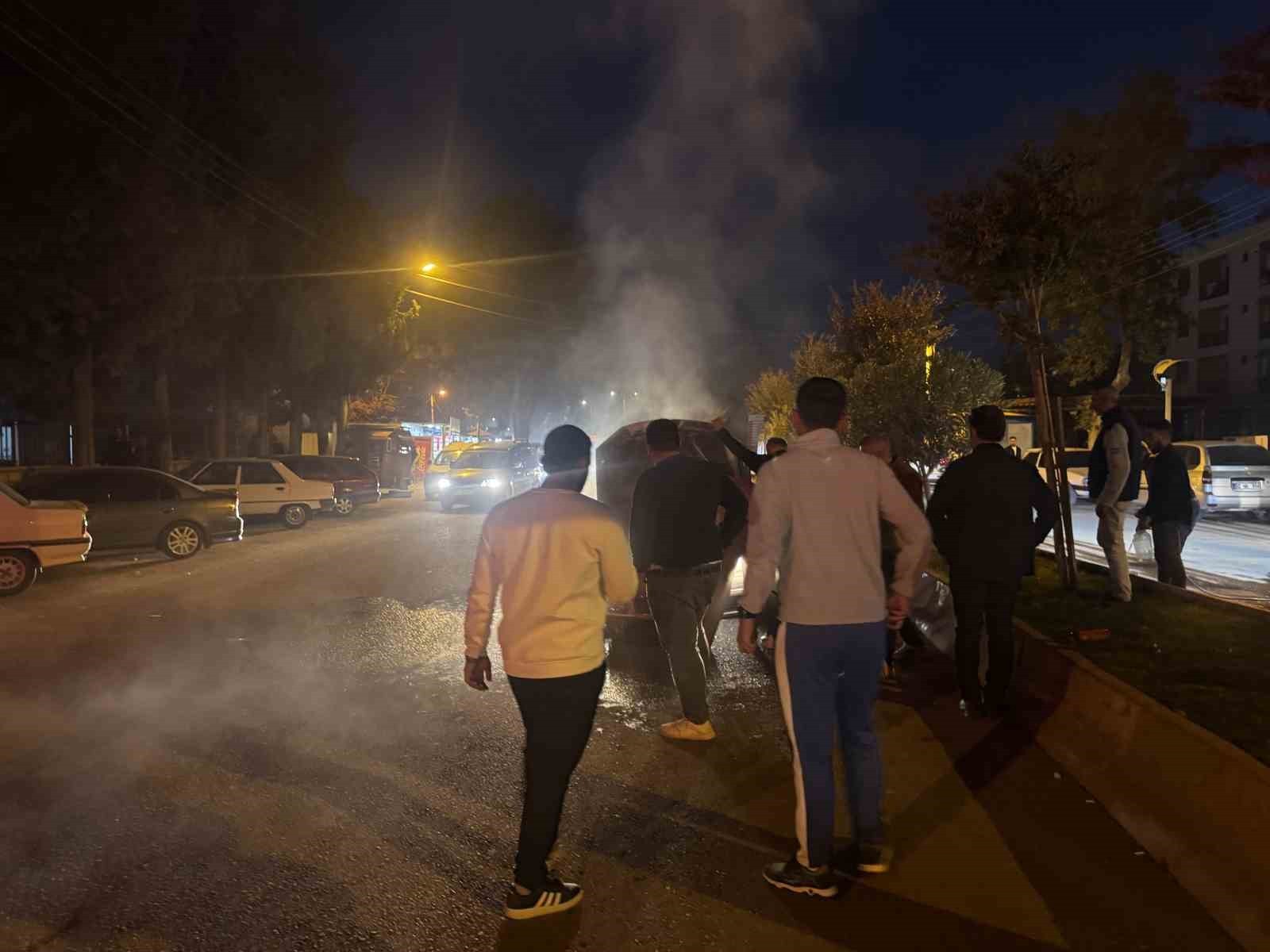 ADIYAMAN’DA SEYİR HALİNDEKİ BİR OTOMOBİL ALEV ALARAK YANDI.