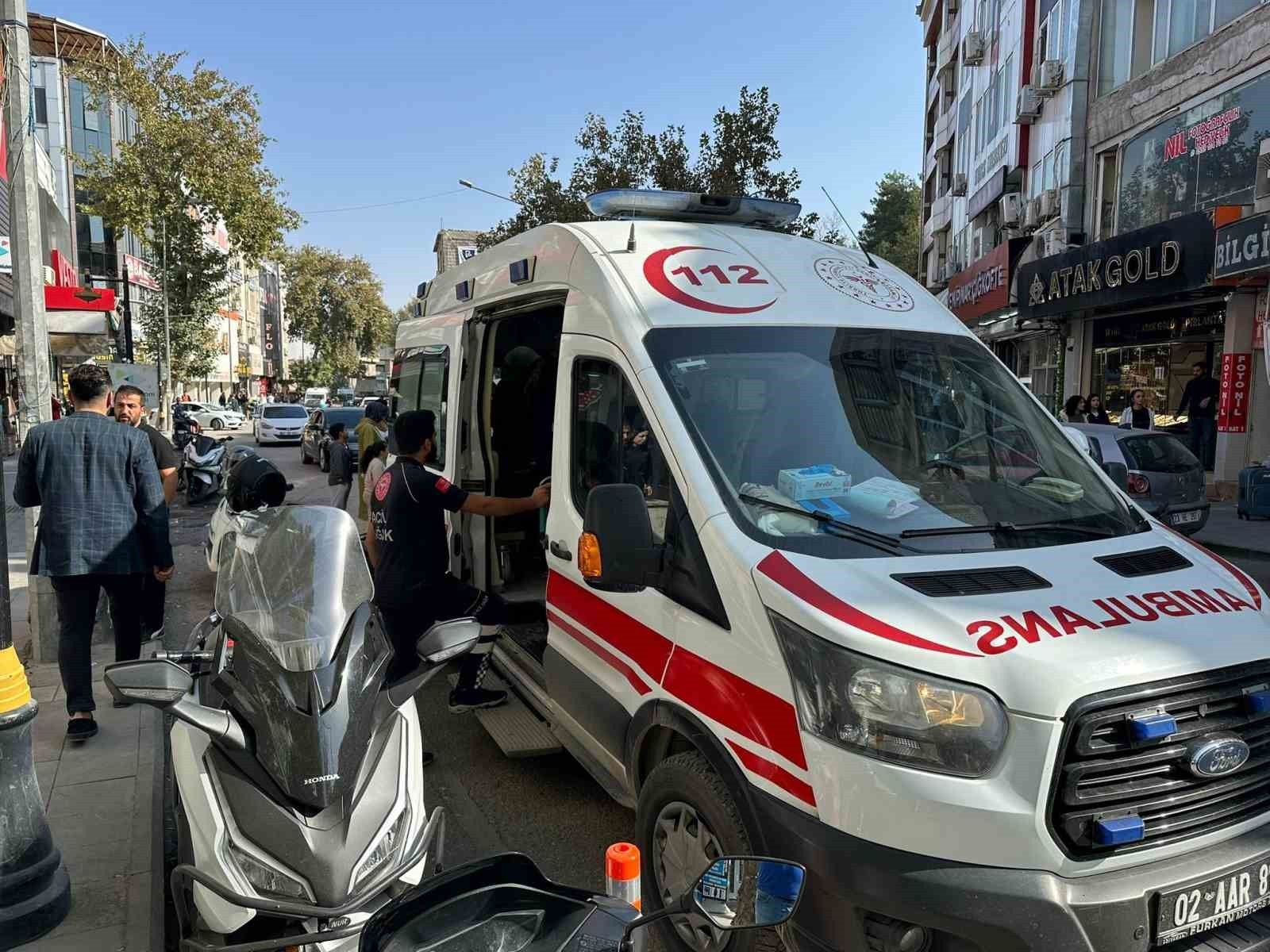 ADIYAMAN’DA YOLUN KARŞI TARAFINA GEÇMEYE ÇALIŞAN KÜÇÜK ÇOCUK, MOTOSİKLETİN ÇARPMASI SONUCU...