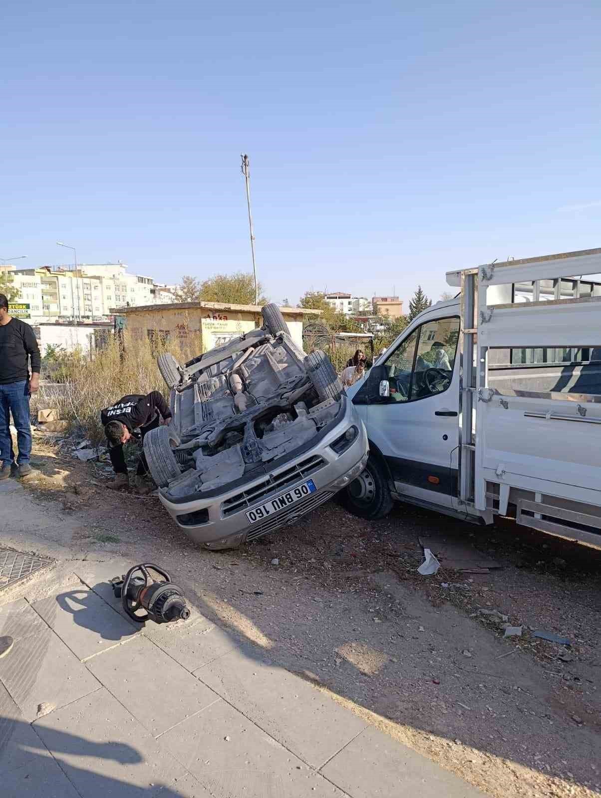 ADIYAMAN’IN BESNİ İLÇESİNDE OTOMOBİLİN TAKLA ATMASI SONUCU 1 KİŞİ YARALANDI.