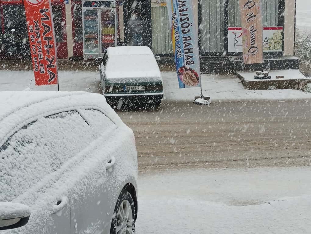 ADIYAMAN’IN ÇELİKHAN İLÇESİNDE YILIN İLK KAR YAĞIŞI BAŞLADI.