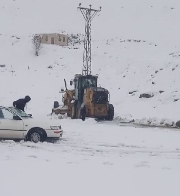 ADIYAMAN’IN KAHTA İLÇESİNDE BULUNAN NEMRUT DAĞI’NDA KAR VE TİPİ NEDENİYLE KAPANAN YOL, EKİPLERİN...