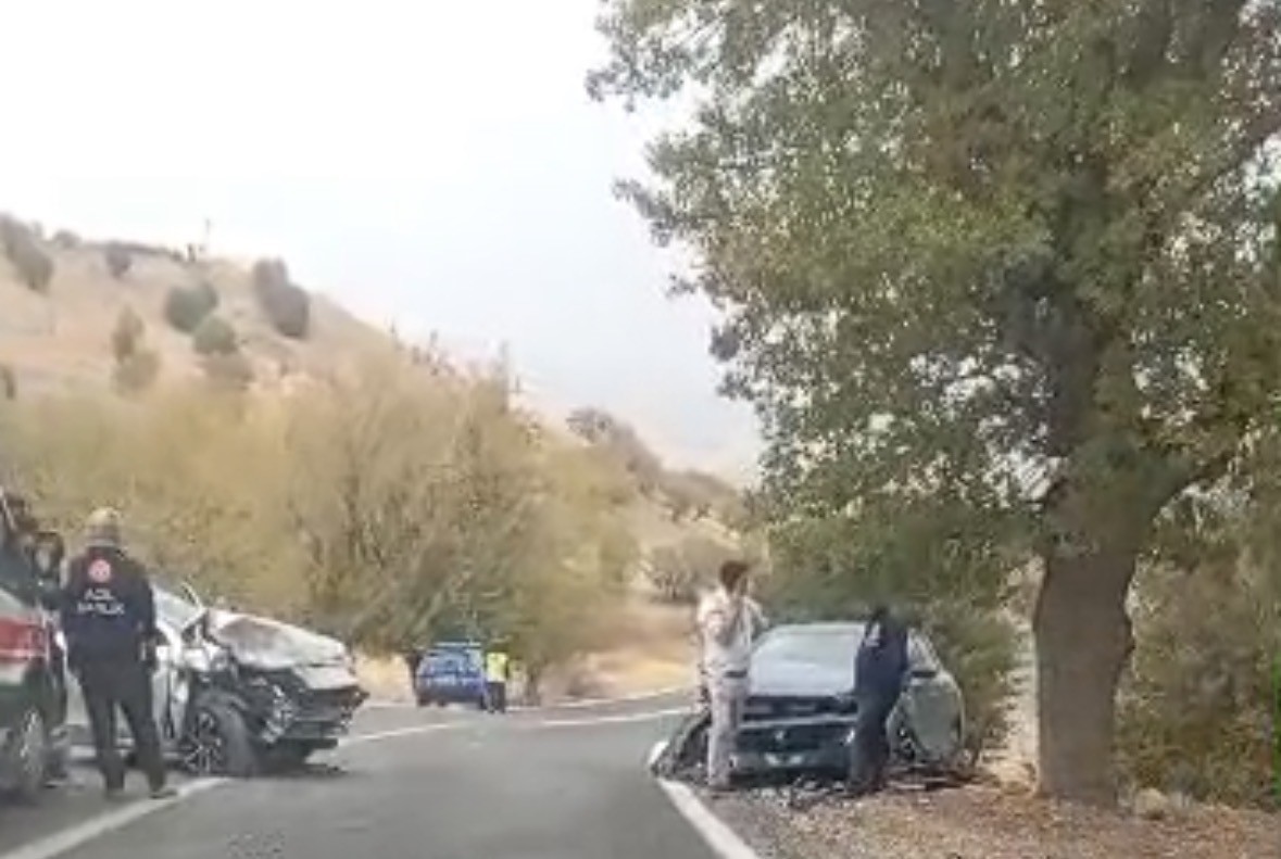 ADIYAMAN’IN KAHTA İLÇESİNDE İKİ OTOMOBİLİN ÇARPIŞMASI SONUCU 10 KİŞİ YARALANDI.