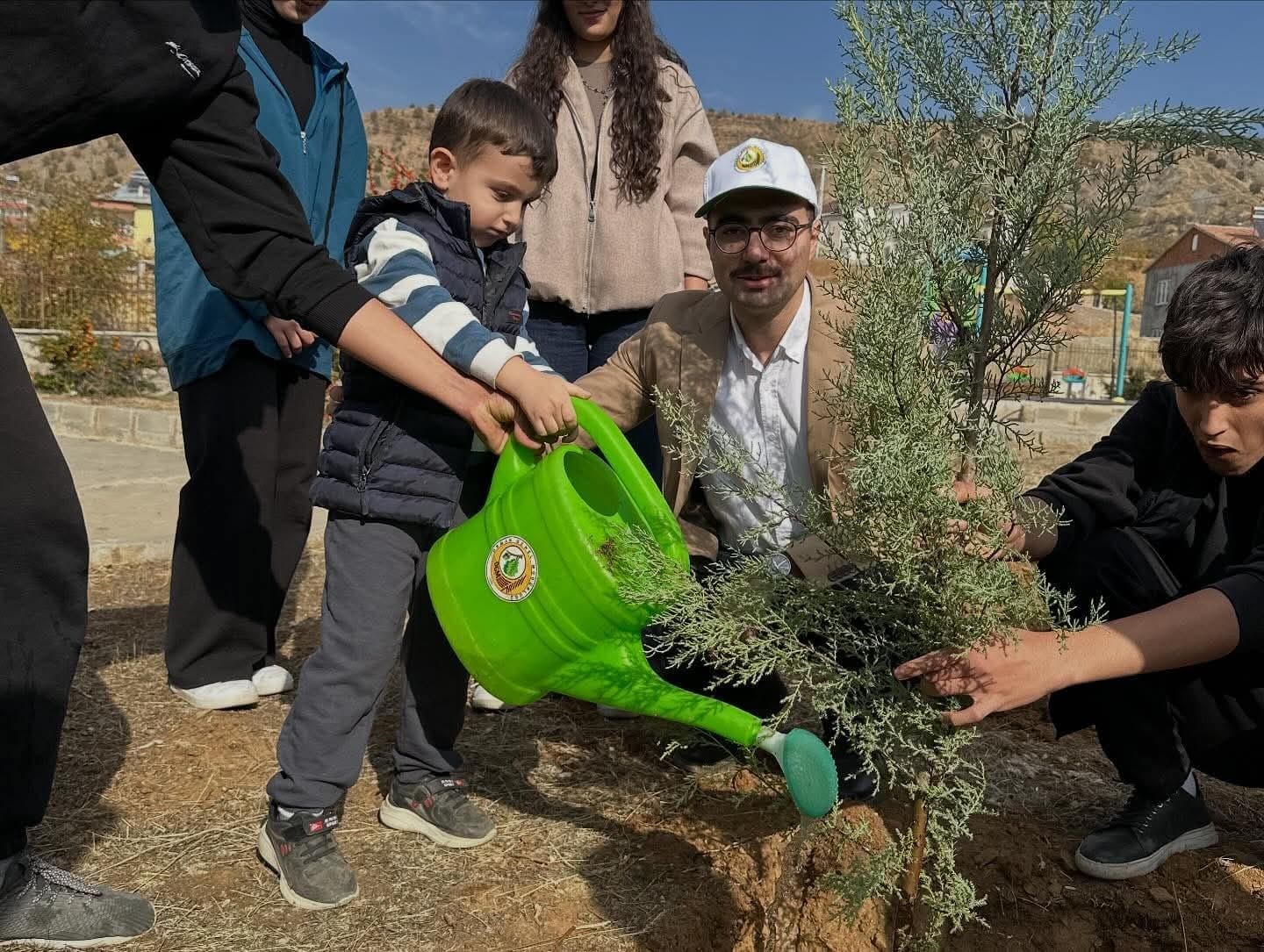 ADIYAMAN’IN SİNCİK İLÇESİNDE MİLLİ AĞAÇLANDIRMA GÜNÜ KAPSAMINDA "YEŞİL VATAN SEVDAMIZ" TEMALI...
