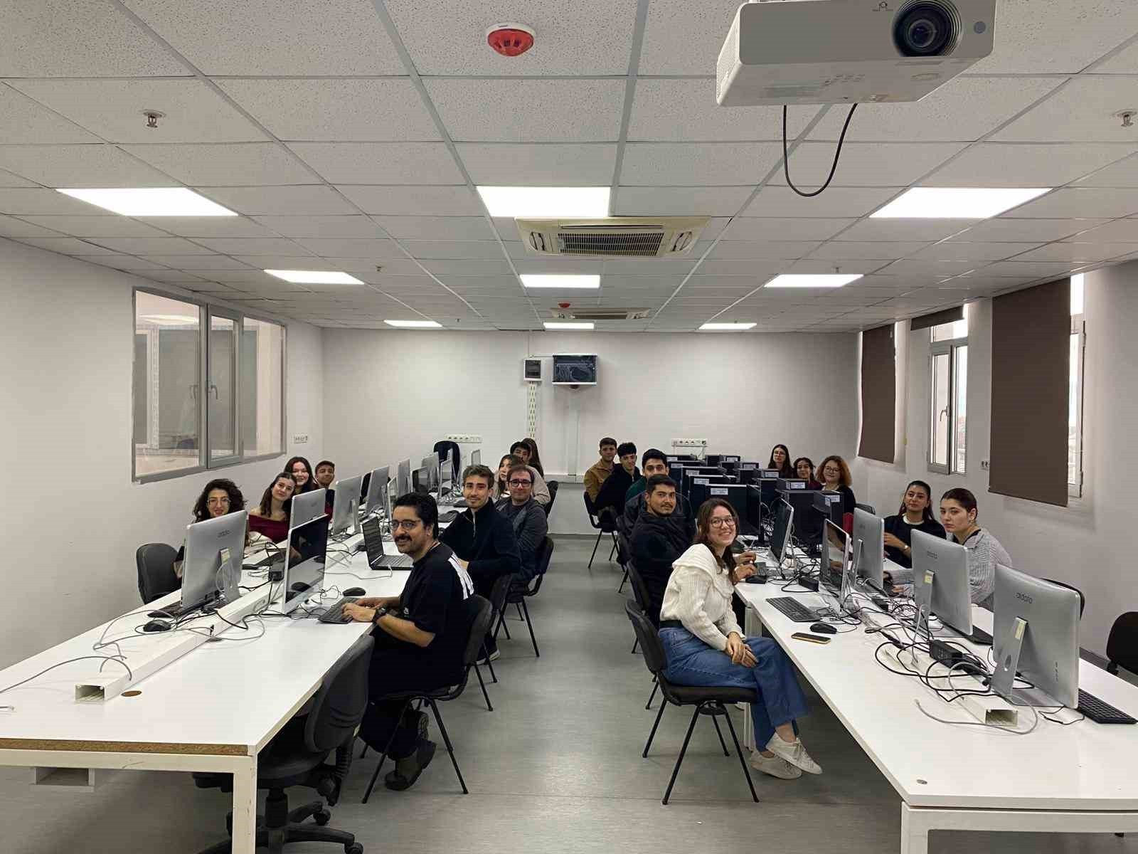 ADÜ’DE BİLGİSAYAR LABARATUVARI YENİLENDİ