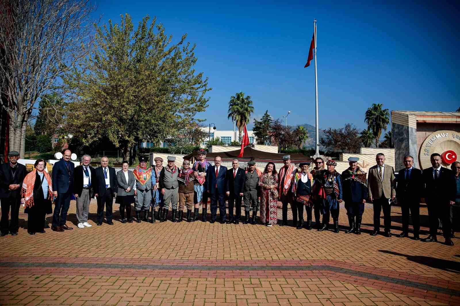 ADÜ’DE "GEÇMİŞTEN GELECEĞE AYDIN" SEMPOZYUMU BAŞLADI