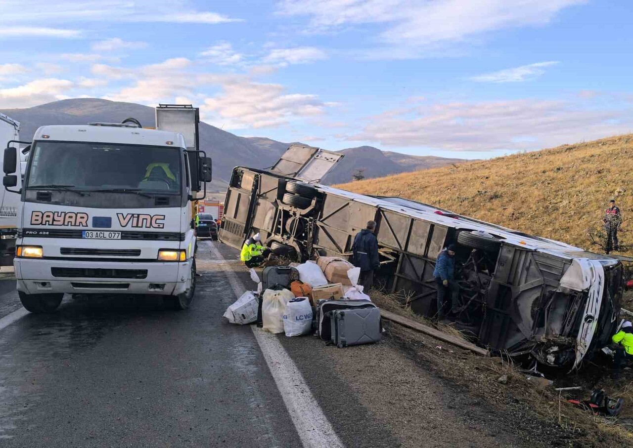 AFYONKARAHİSAR'DA 2 KİŞİNİN ÖLDÜĞÜ 21 KİŞİNİNDE YARALANDIĞI OTOBÜS KAZASINDA ÖLENLERİN KİMLİK...