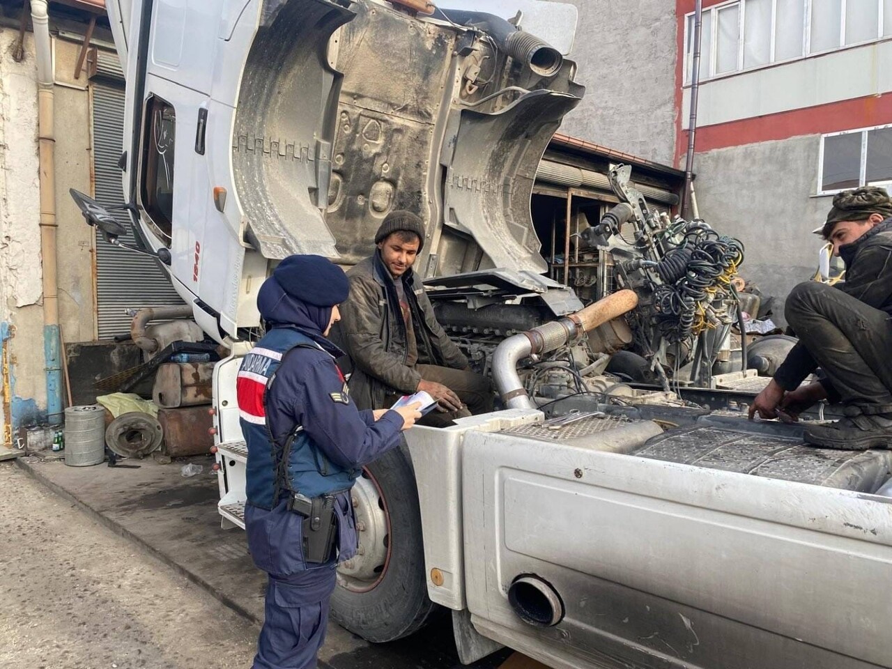 AFYONKARAHİSAR'DA JANDARMA EKİPLERİ TARAFINDAN VATANDAŞLARA 'KADINA YÖNELİK ŞİDDET, ERKEN YAŞTA VE...