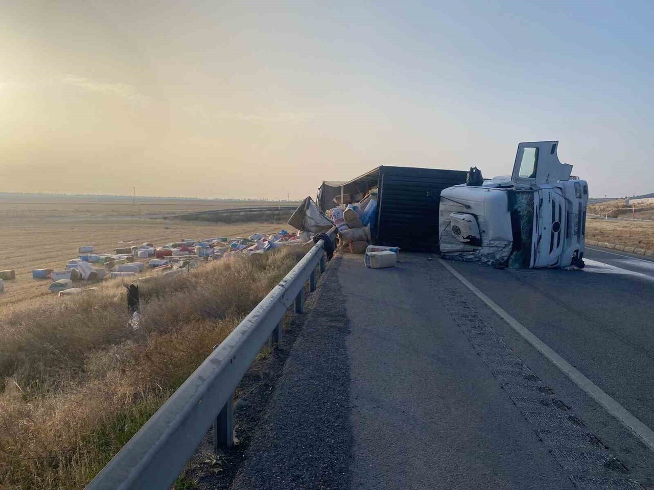 AFYONKARAHİSAR'DA KONTROLDEN ÇIKAN SAMAN YÜKLÜ TIR YOL ORTASINA DEVRİLİRKEN KAZADA ŞANS ESERİ ÖLEN...