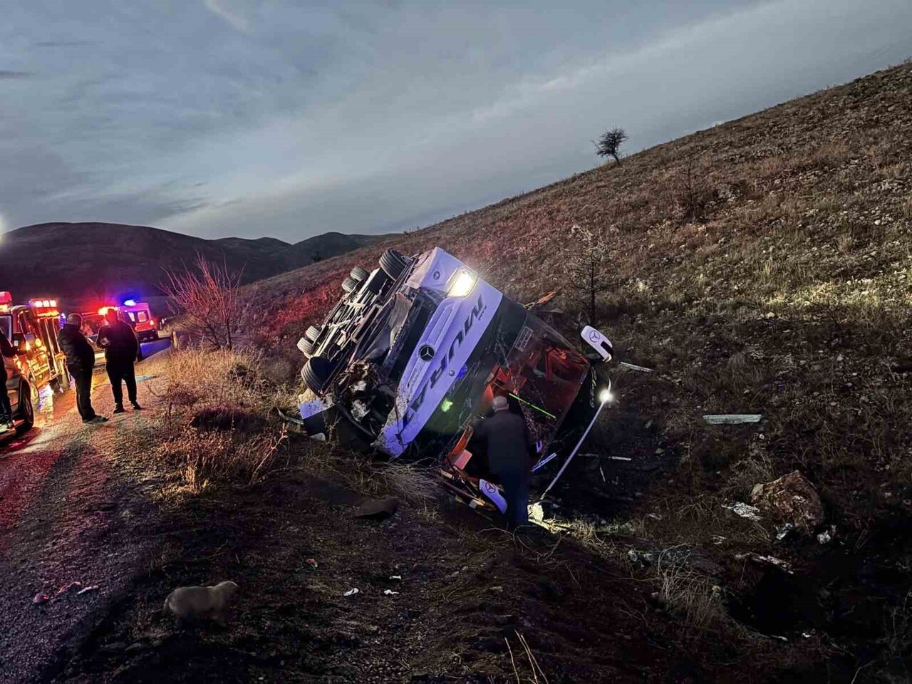 AFYONKARAHİSAR'DA KONTROLDEN ÇIKARAK DEVRİLEN YOLCU OTOBÜSÜNDE İLK BELİRLEMELERE GÖRE 2 KİŞİ ÖLDÜ...