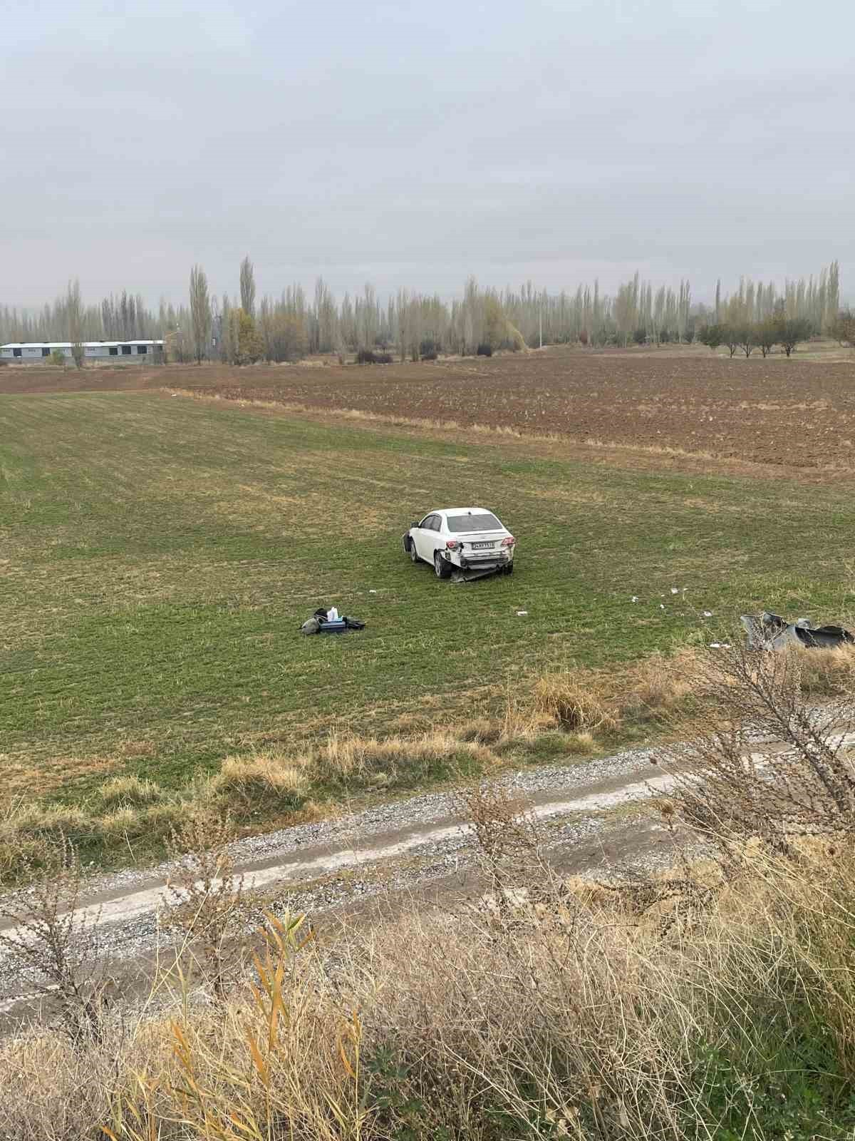 AFYONKARAHİSAR'DA KONTROLDEN ÇIKARAK ŞARAMPOLE GİREN OTOMOBİLDE BİR KİŞİ YARALANDI.