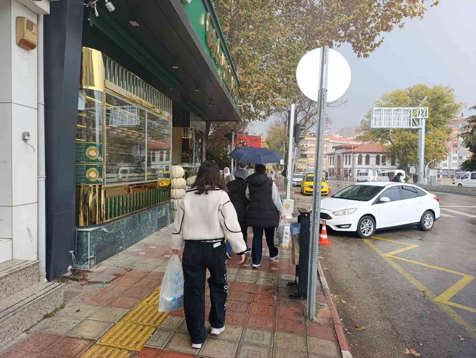 AFYONKARAHİSAR'DA METEOROLOJİNİN UYARILARI SONRASI BEKLENEN YAĞMUR YAĞIŞI ÖĞLE SAATLERİNDE...