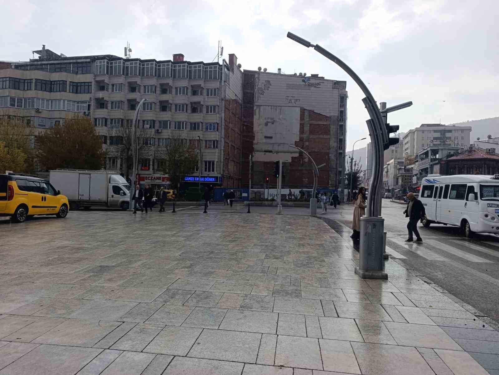 AFYONKARAHİSAR'DA METEOROLOJİNİN UYARILARI SONRASI BEKLENEN YAĞMUR YAĞIŞI ÖĞLE SAATLERİNDE...