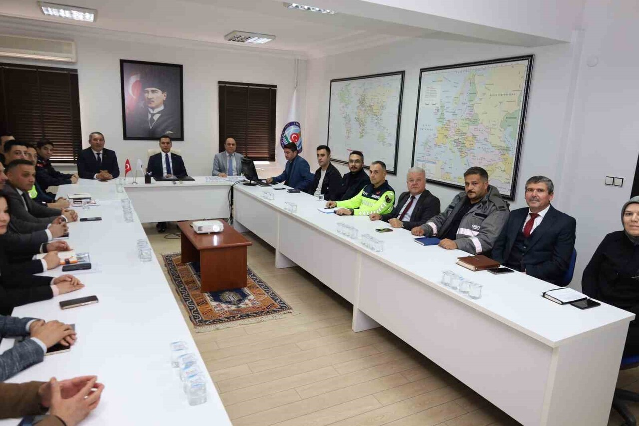 AFYONKARAHİSAR'IN DİNAR İLÇESİNDE KIŞ TEDBİRLERİ İLE İLGİLİ YAPILAN TOPLANTIDA ALINACAK TEDBİRLER...