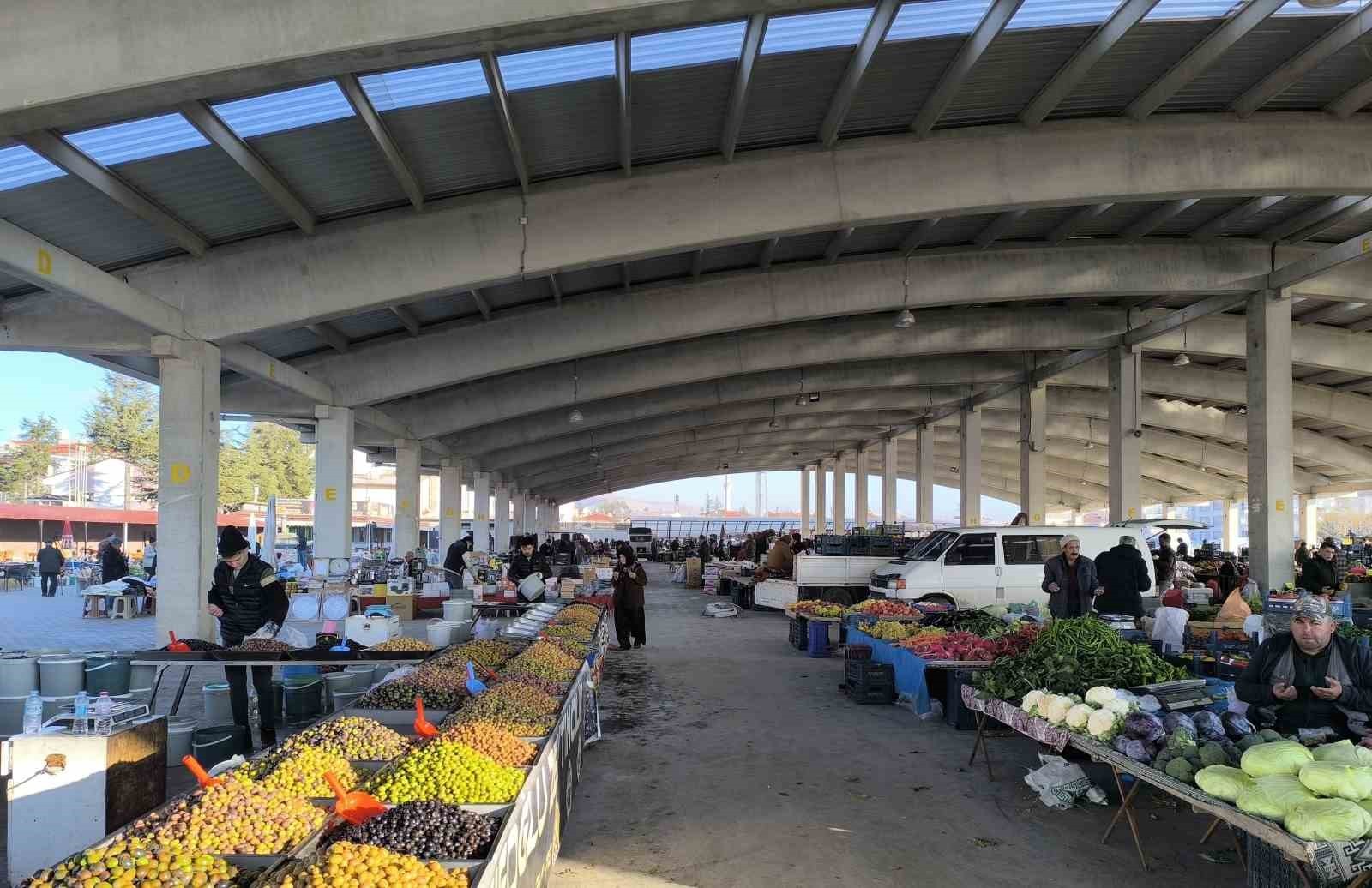 AFYONKARAHİSAR'IN ŞUHUT İLÇESİNDE HAFTA SONU KURULAN SEMT PAZARININ DUA İLE AÇILMA GELENEĞİ DEVAM...