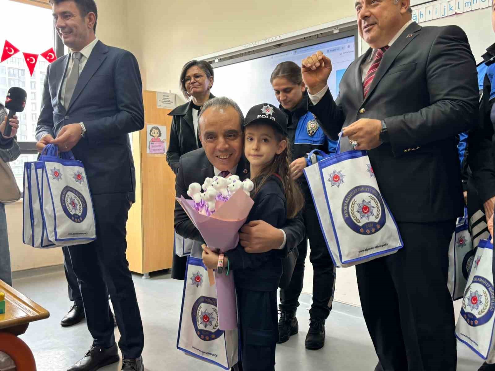AFYONKARAHİSAR İL EMNİYET MÜDÜRÜ AHMET BİRTAN EROL, 2.'İNCİ SINIF ÖĞRENCİSİ DEFNE SAVRIK BAŞKANLIK...