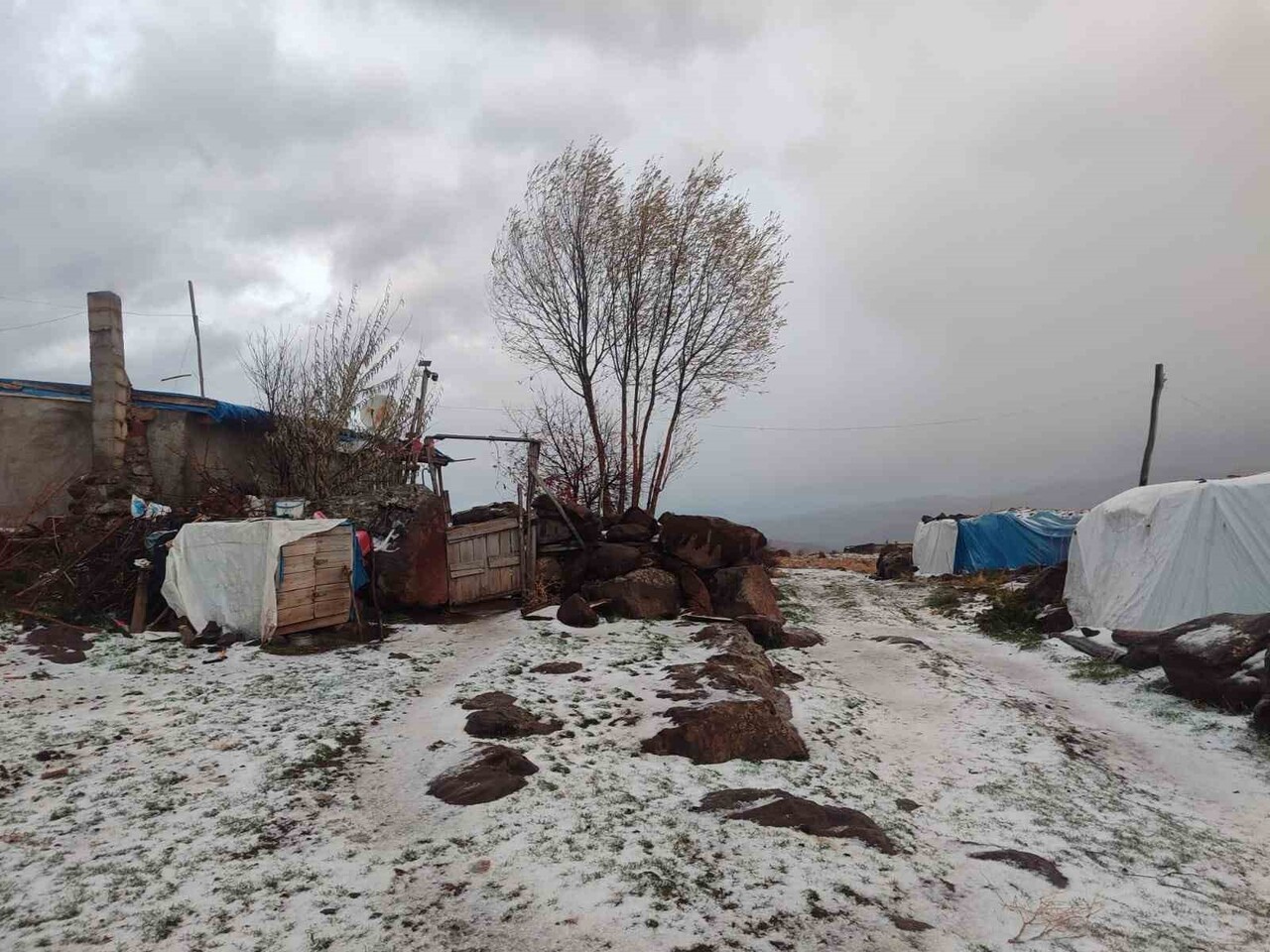 AFYONKARAHİSAR’IN ŞUHUT İLÇESİNE BAĞLI AKYUVA KÖYÜ ESELİ YAYLASI MEVSİMİN İLK KAR YAĞIŞIYLA BEYAZA...