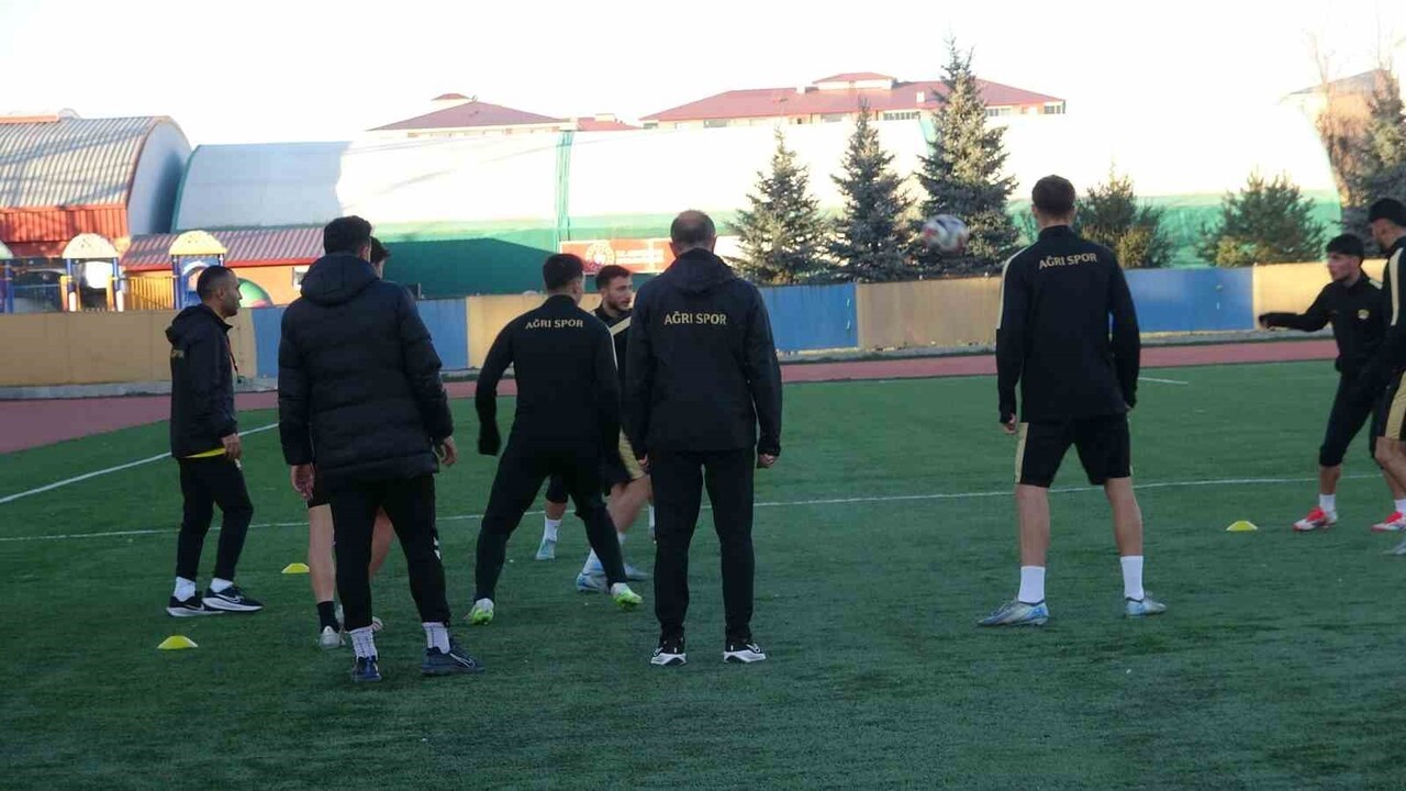 AĞRI 1970 SPOR’DA BÜYÜK KRİZ: 17 FUTBOLCUYA CEZA, KADRO 7 OYUNCUYA DÜŞTÜ
