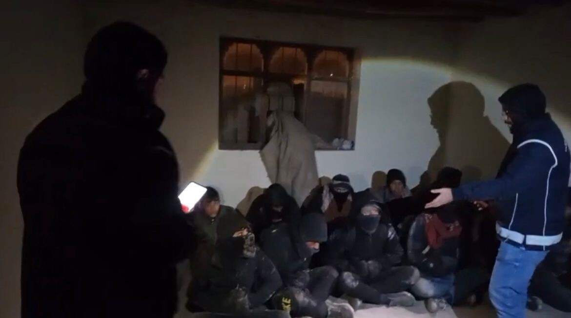 AĞRI’DA GÖÇMEN KAÇAKÇILIĞIYLA MÜCADELE EKİPLERİNİN DÜZENLEDİĞİ OPERASYONDA 14 DÜZENSİZ GÖÇMEN...