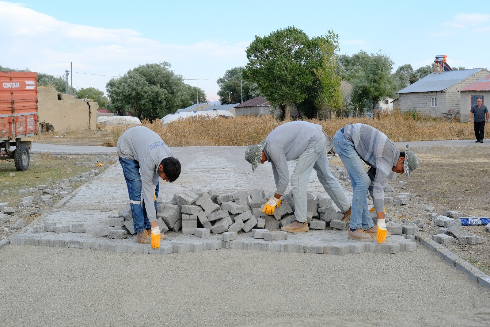 AĞRI’DA KÖY YOLLARI KİLİT PARKE TAŞIYLA YENİLENİYOR