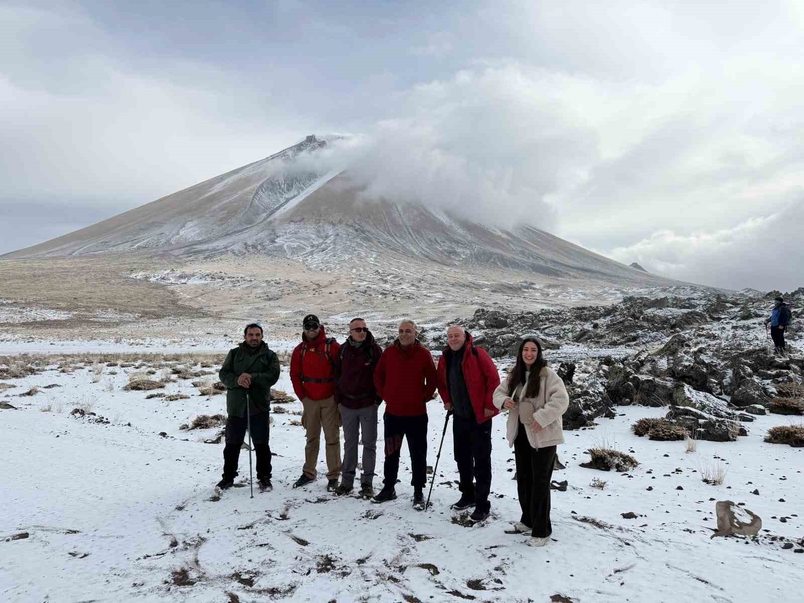 AĞRI DAĞI’NDA KAR YAĞIŞINA RAĞMEN 27 DAĞCI TIRMANIŞA GEÇTİ