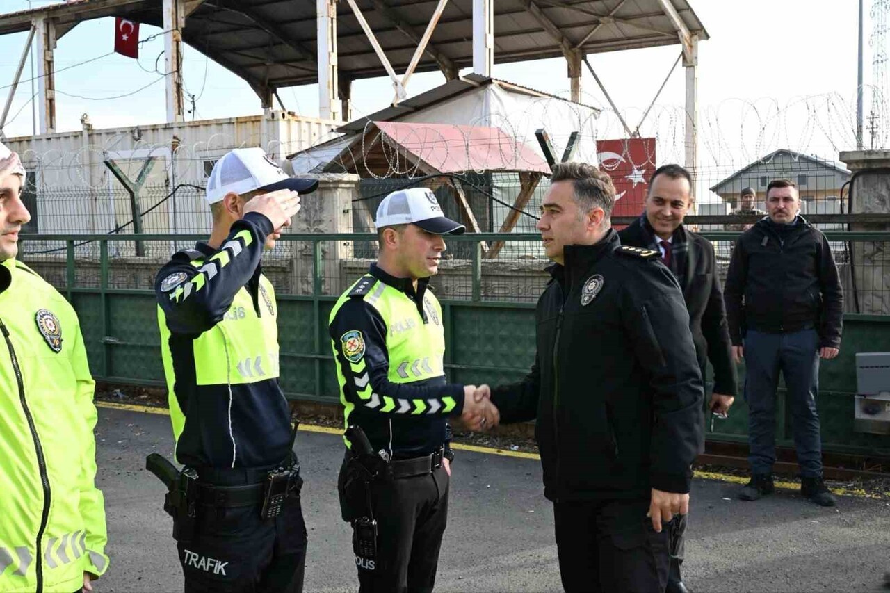 AĞRI İL EMNİYET MÜDÜRÜ GÖKSEL ÖNDER, KENTTE TRAFİK GÜVENLİĞİNİN ARTIRILMASINA YÖNELİK YÜRÜTÜLEN...