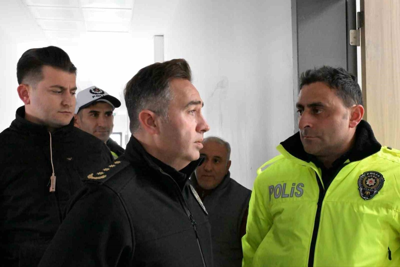 AĞRI İL EMNİYET MÜDÜRÜ GÖKSEL ÖNDER, KENTTE TRAFİK GÜVENLİĞİNİN ARTIRILMASINA YÖNELİK YÜRÜTÜLEN...