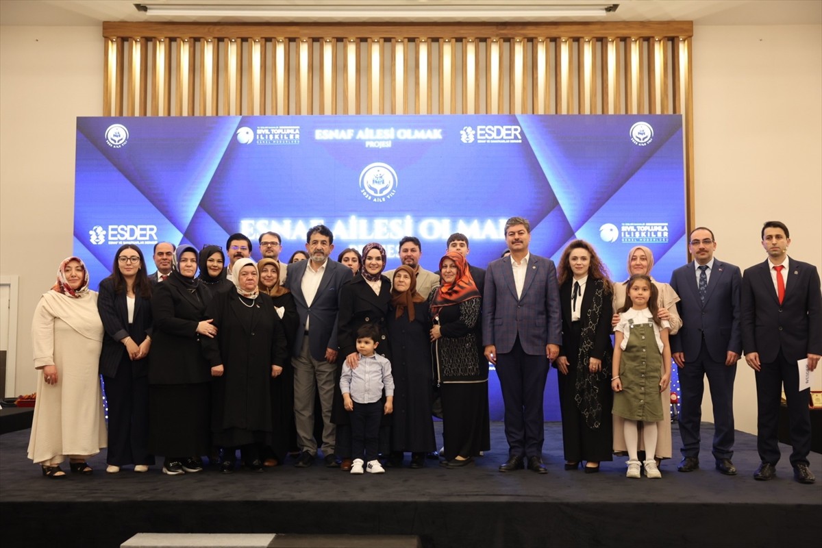 Aile ve Sosyal Hizmetler Bakanı Mahinur Özdemir Göktaş, Esnaf ve Sanatkarlar Derneği tarafından...