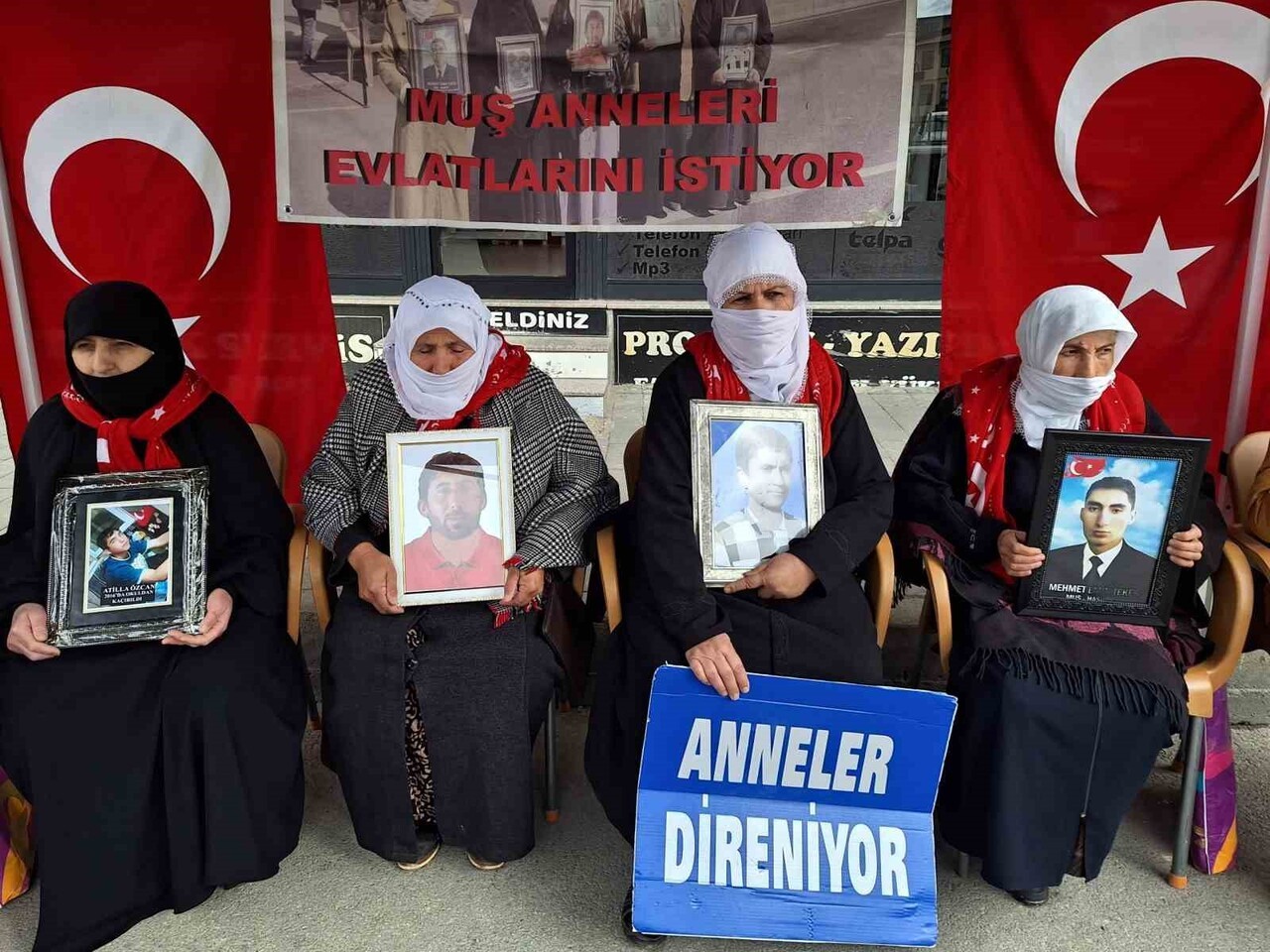 AİLELER, DEM PARTİ İL BAŞKANLIĞI ÖNÜNDE SÜRDÜRDÜKLERİ EVLAT NÖBETİNDE ÇOCUKLARINA "TESLİM OLUN"...