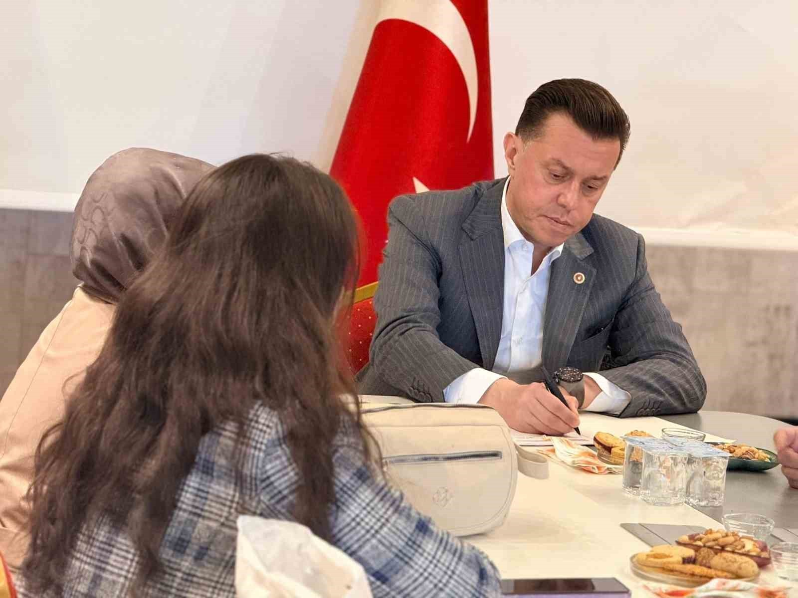 AK PARTİ ESKİŞEHİR MİLLETVEKİLİ NEBİ HATİPOĞLU, VATANDAŞLARLA BİR ARAYA GELEREK DERTLERİNİ...