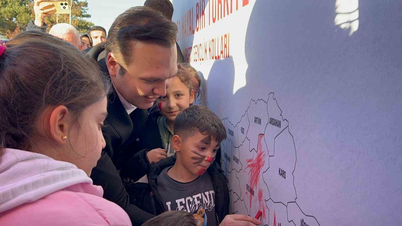 AK PARTİ GENÇLİK KOLLARI GENEL BAŞKANI YUSUF İBİŞ, ERZURUM’DA OLİMPİYAT PARKINDA GÜLÜMSEYEN...