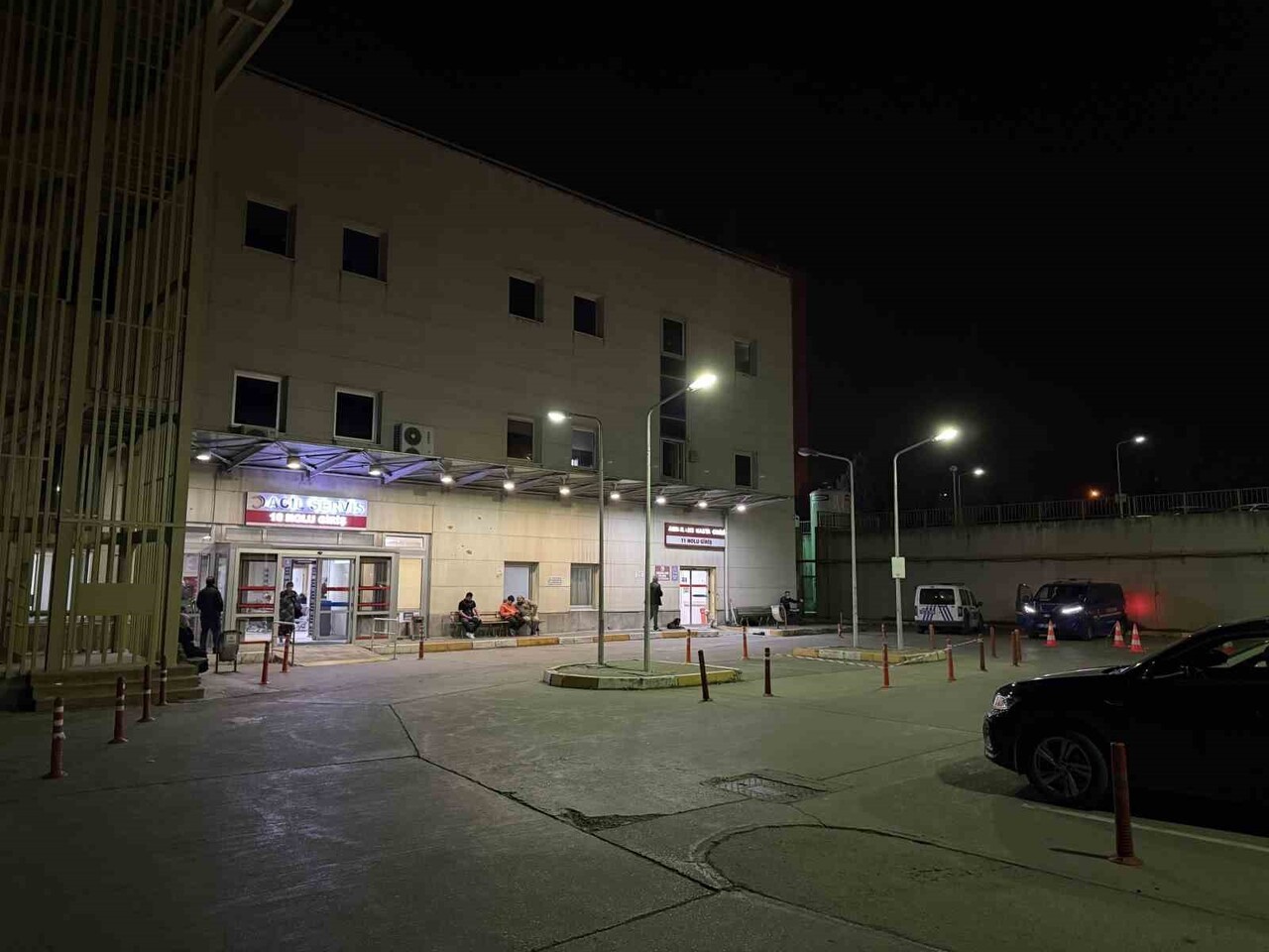 AKARYA'DA AÇIK CEZA İNFAZ KURUMUNDA YEDİKLERİ YEMEKTEN RAHATSIZLANAN VE ZEHİRLENDİKLERİNDEN...