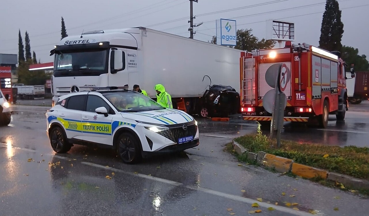 AKHİSAR KAPAKLI MAHALLESİ YOLUNDA SABAH SAATLERİNDE TIR İLE OTOMOBİL ÇARPIŞTI. OTOMOBİL SÜRÜCÜSÜ...