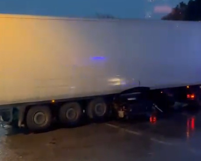 AKHİSAR KAPAKLI MAHALLESİ YOLUNDA SABAH SAATLERİNDE TIR İLE OTOMOBİL ÇARPIŞTI. OTOMOBİL SÜRÜCÜSÜ...