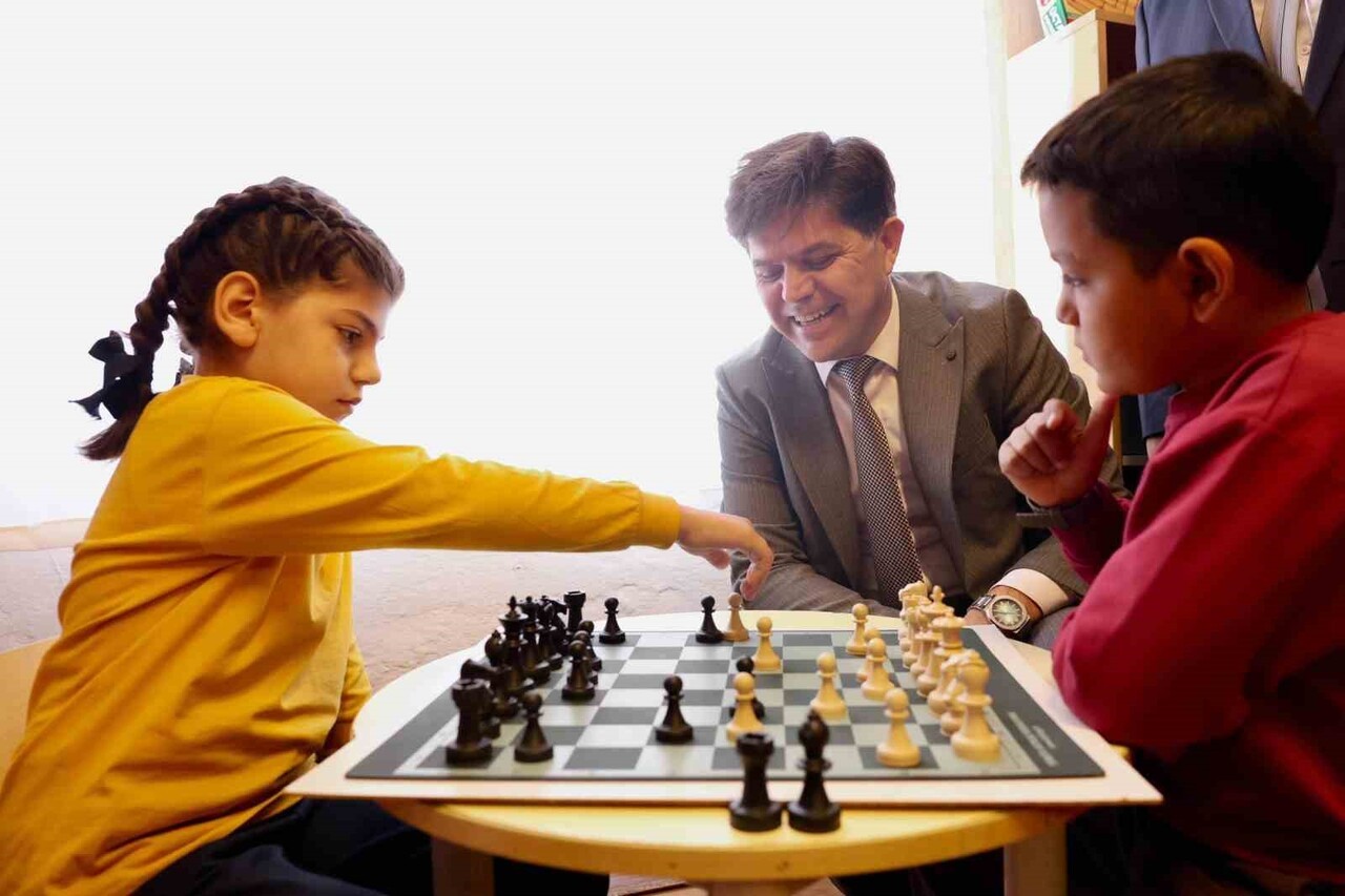 AKIL VE ZEKA OYUNLARI ATÖLYESİNDE ÖĞRENCİLERLE BİR SÜRE OYUN OYNAYAN ÖZDEMİRCİ, ATÖLYENİN...