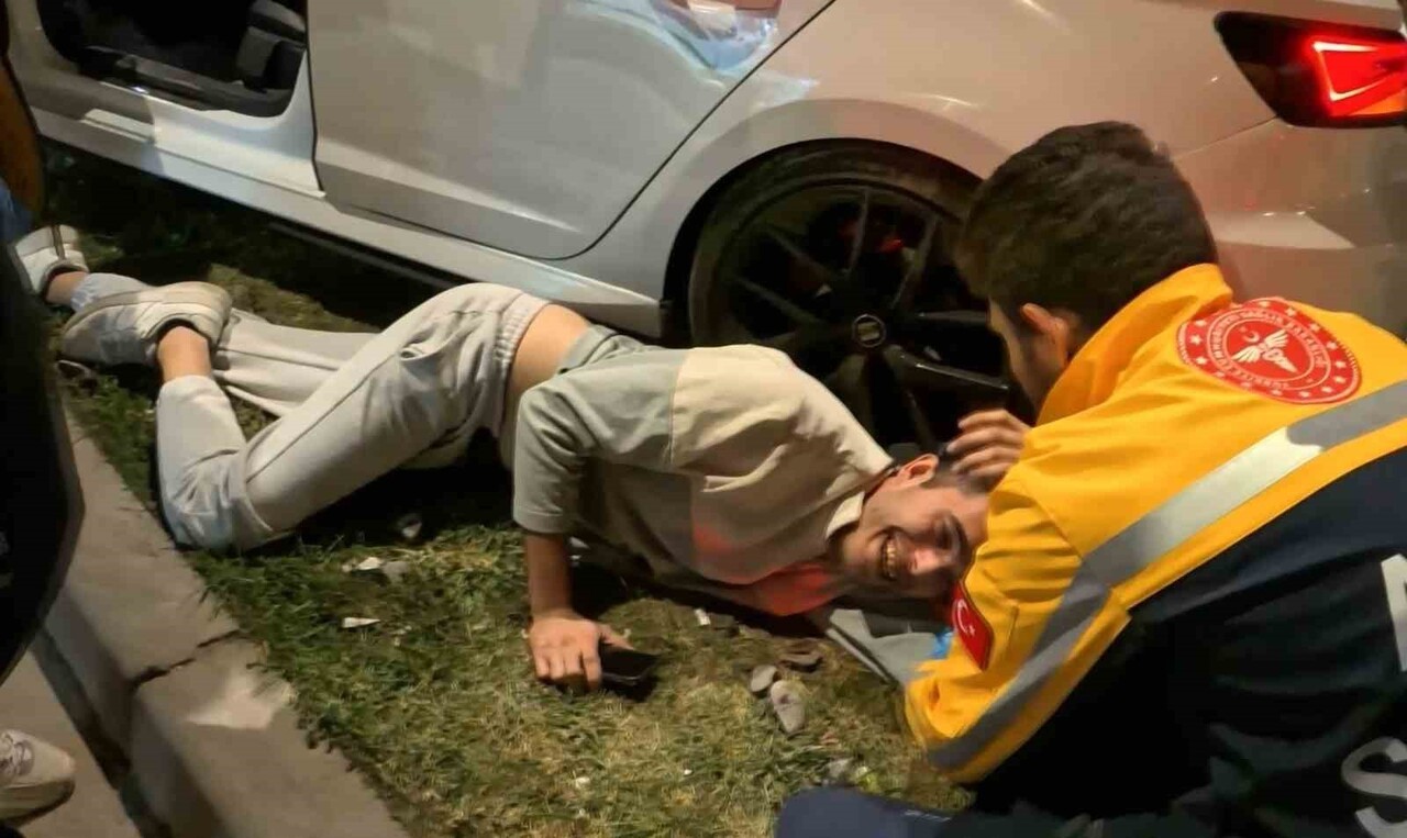 AKSARAY'DA BELEDİYENİN KAZI NEDENİYLE TRAFİĞE KAPATTIĞI YOLDA 30 DAKİKA ARAYLA 2 AYRI TRAFİK...