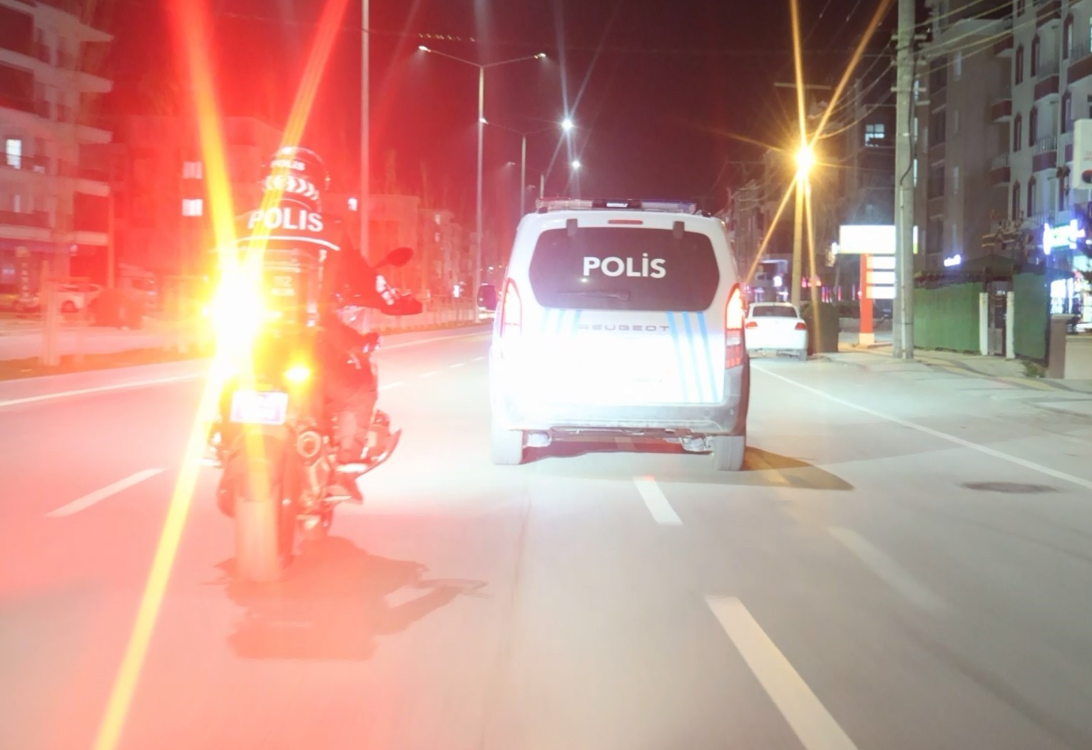 AKSARAY'DA KİMLİK SORAN BEKÇİLERDEN KAÇAN ŞÜPHELİ EMNİYETİ ALARMA GEÇİRDİ. SOKAK ARALARINDA...