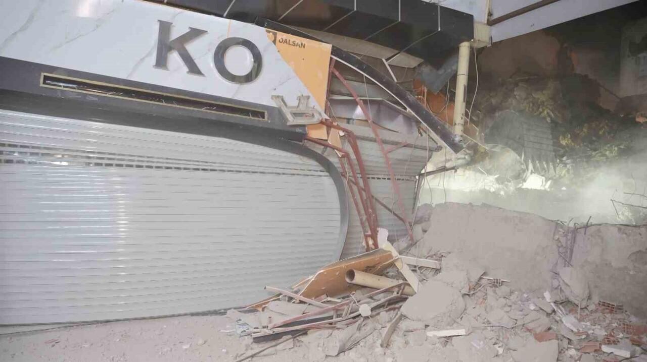 AKSARAY BELEDİYESİ TARAFINDAN KENTSEL DÖNÜŞÜM ÇERÇEVESİNDE YIKIMI YAPTIRILAN ESKİ İŞ MERKEZİNİN...