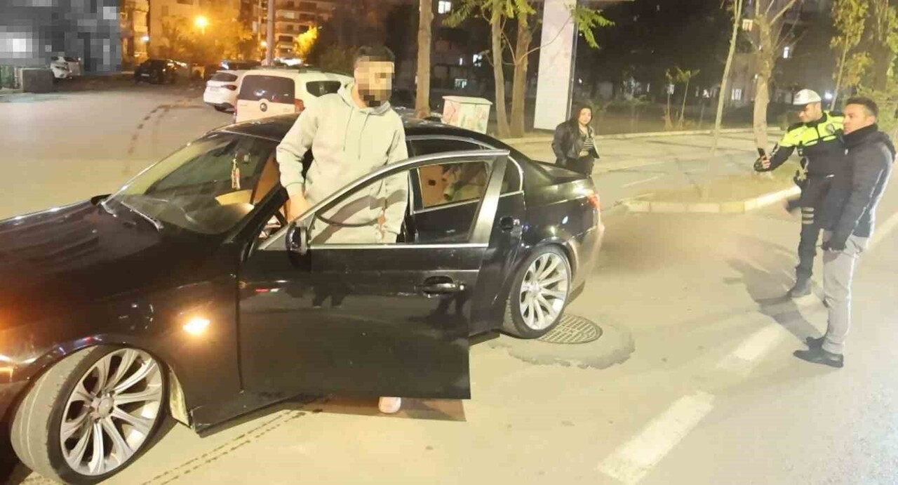 AKSARAY’DA ABART EGZOZLU ARACIYLA POLİS UYGULAMASINA TAKILAN SÜRÜCÜ, EGZOZUN PATLAMASINA RAĞMEN...