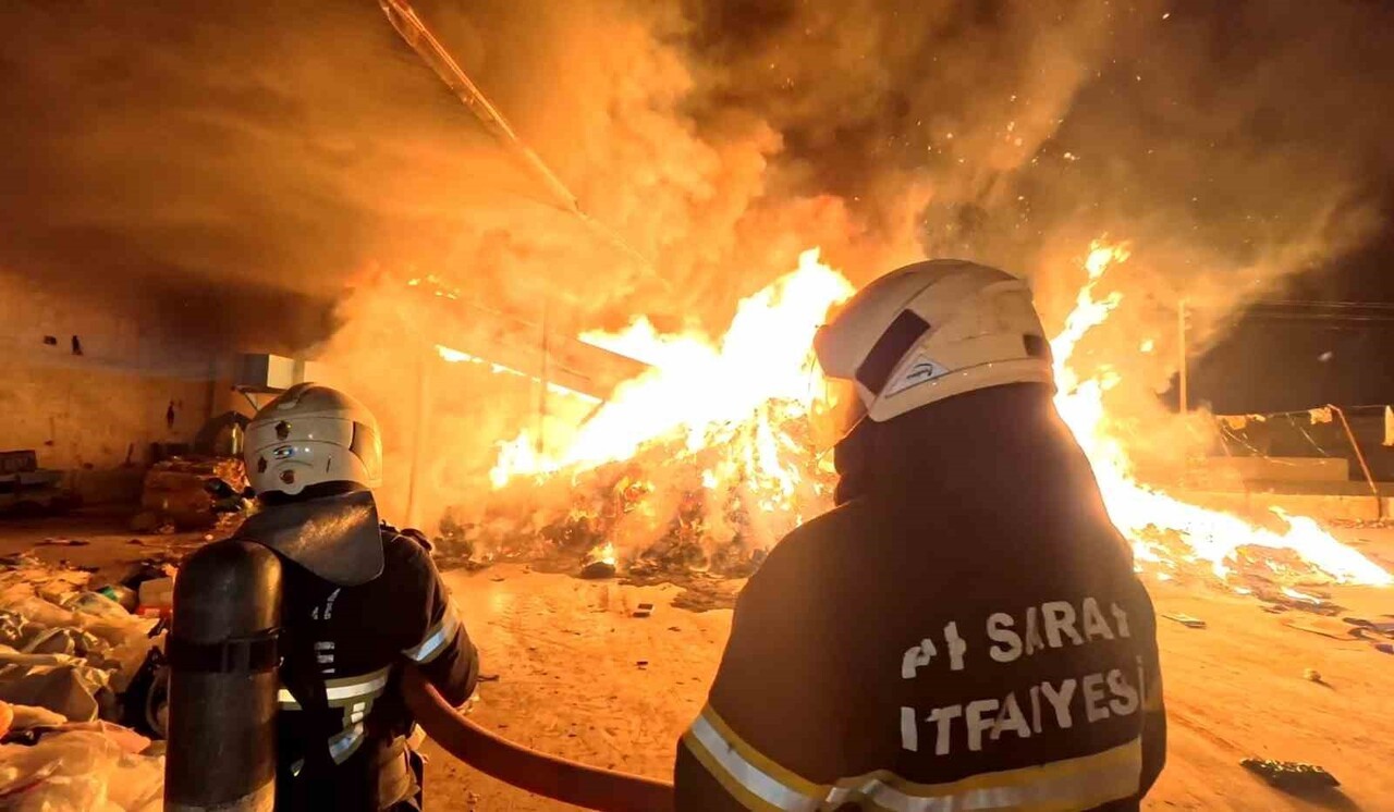 AKSARAY’DA GERİ DÖNÜŞÜM TESİSİNDE KUNDAKLAMA SONUCU ÇIKAN YANGINDA TESİSTEKİ PLASTİK VE KAĞIT...
