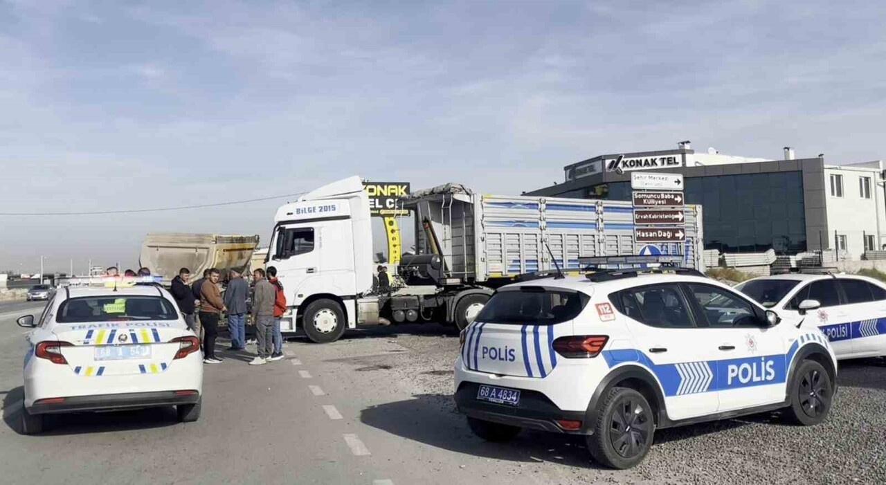 AKSARAY’DA İKİ TIRIN ÇARPIŞMASI SONUCU MEYDANA GELEN TRAFİK KAZASINDA 1 SÜRÜCÜ YARALANDI.
