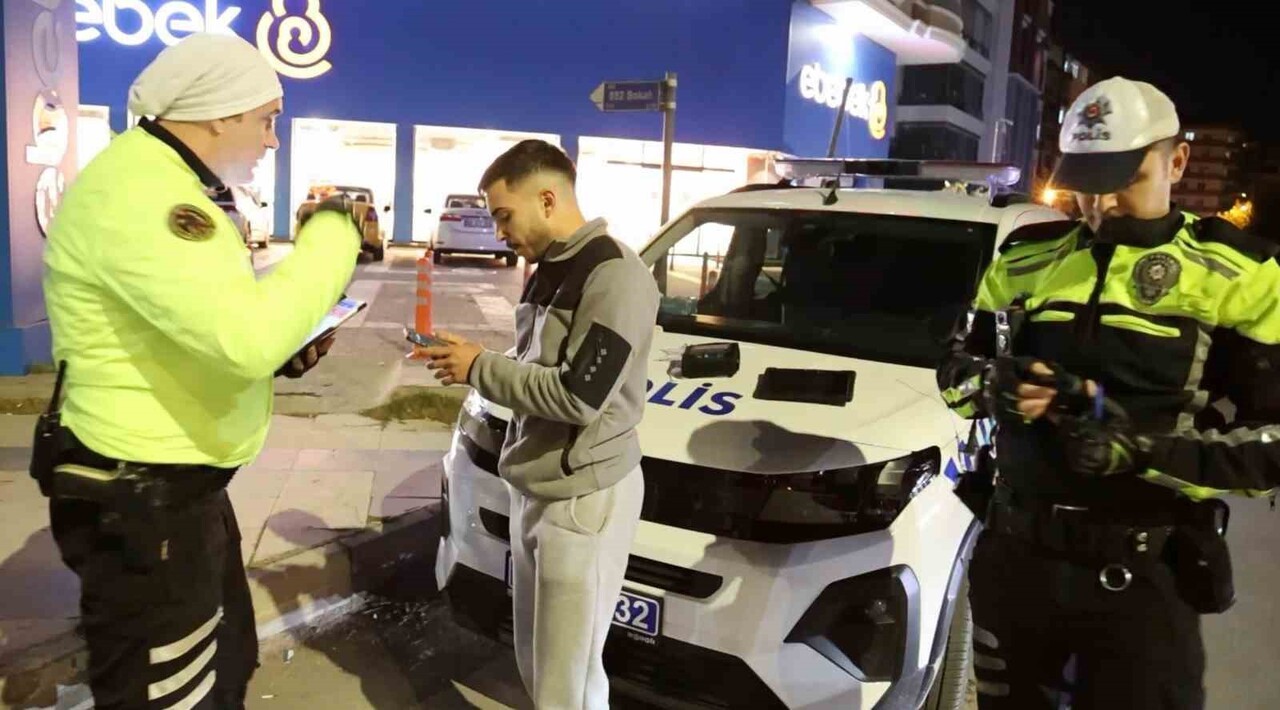 AKSARAY’DA MUAYENESİZ VE SİGORTASIZ ARAÇLA UYGULAMAYA TAKILAN EHLİYETSİZ GENÇ SÜRÜCÜYE 24 BİN 182...