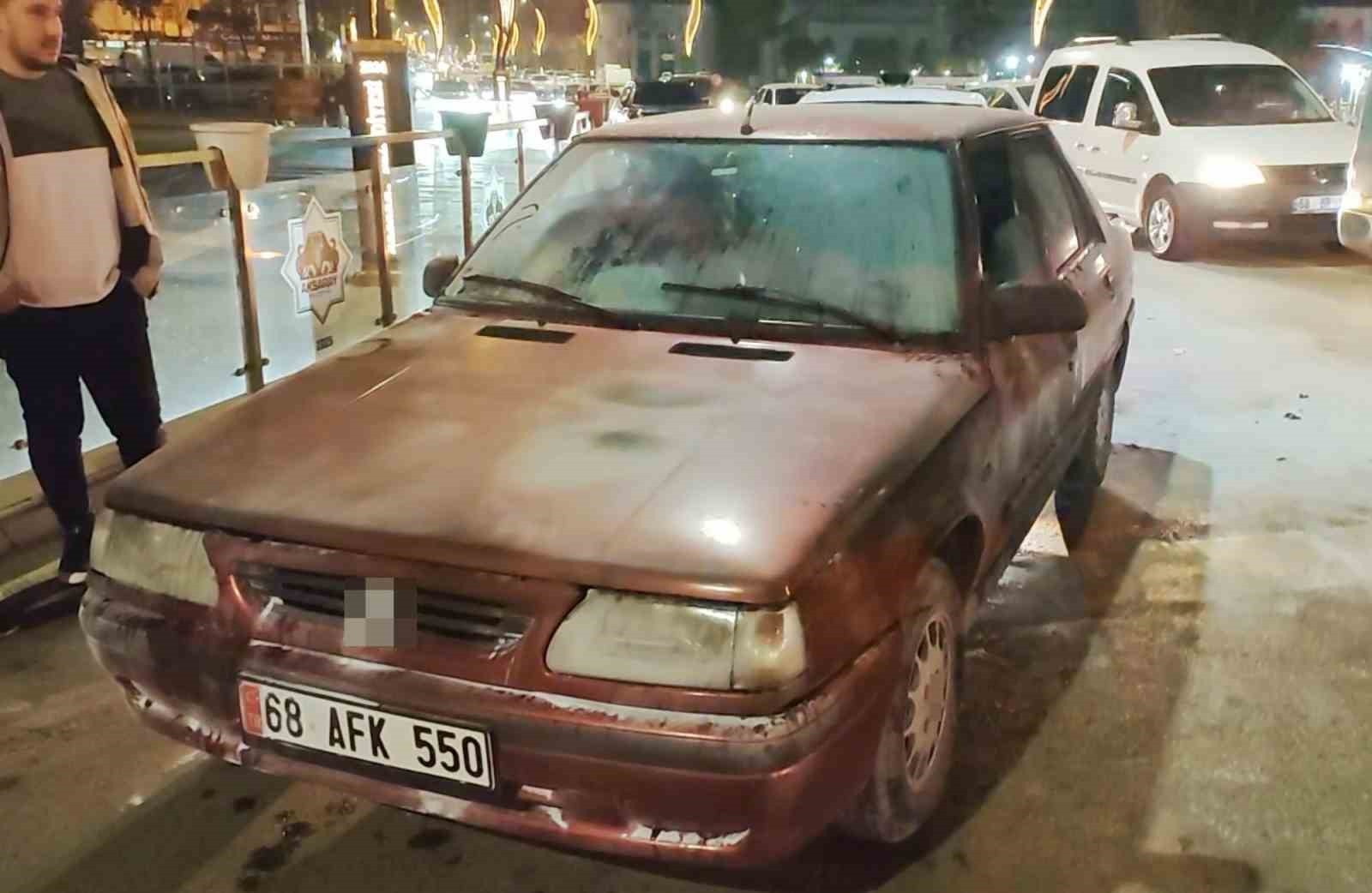 AKSARAY’DA SEYİR HALİNDEYKEN YANMAYA BAŞLAYAN OTOMOBİL VATANDAŞLARIN YARDIMIYLA BÜYÜMEDEN...