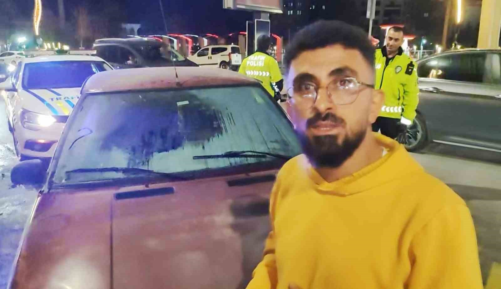 AKSARAY’DA SEYİR HALİNDEYKEN YANMAYA BAŞLAYAN OTOMOBİL VATANDAŞLARIN YARDIMIYLA BÜYÜMEDEN...