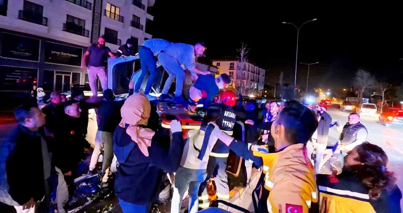 AKSARAY’DA SÜRÜCÜSÜNÜN DİREKSİYON HAKİMİYETİNİ KAYBETTİĞİ OTOMOBİL KONTROLDEN ÇIKARAK REFÜJE...