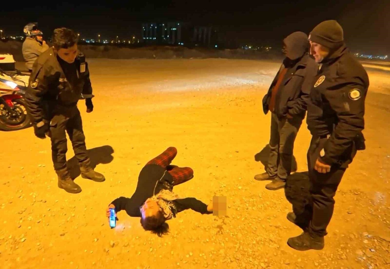 AKSARAY’DA YERDE HAREKETSİZ YATAN BİR KADINA MÜDAHALE EDEN BEKÇİLER, ALKOLLÜ OLDUĞU BELİRLENEN...