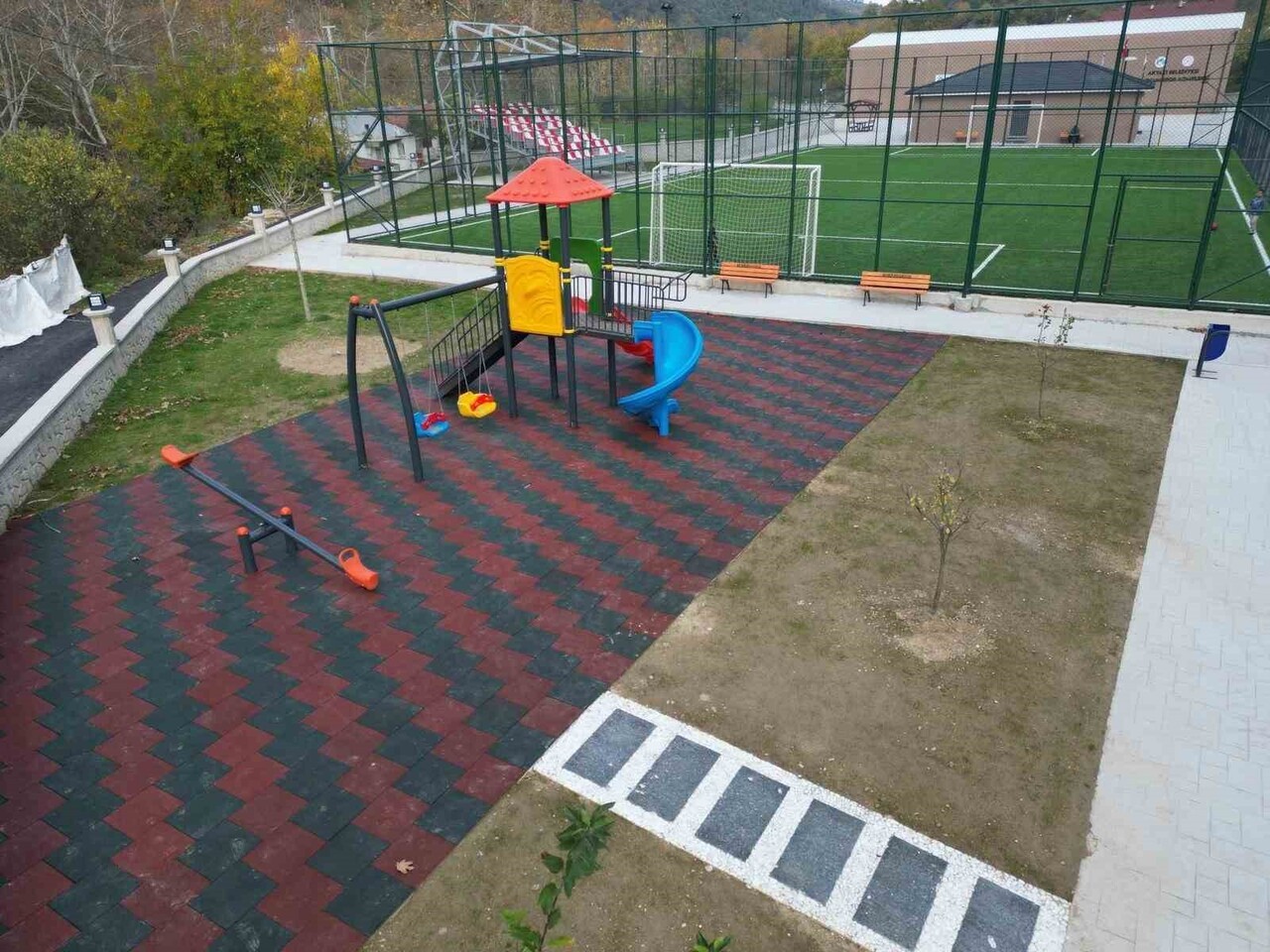 AKYAZI BELEDİYESİ’NİN GENÇLİK VE SPOR BAKANLIĞI’NIN DESTEKLERİ İLE İNŞA ETTİĞİ DOKURCUN SPOR...