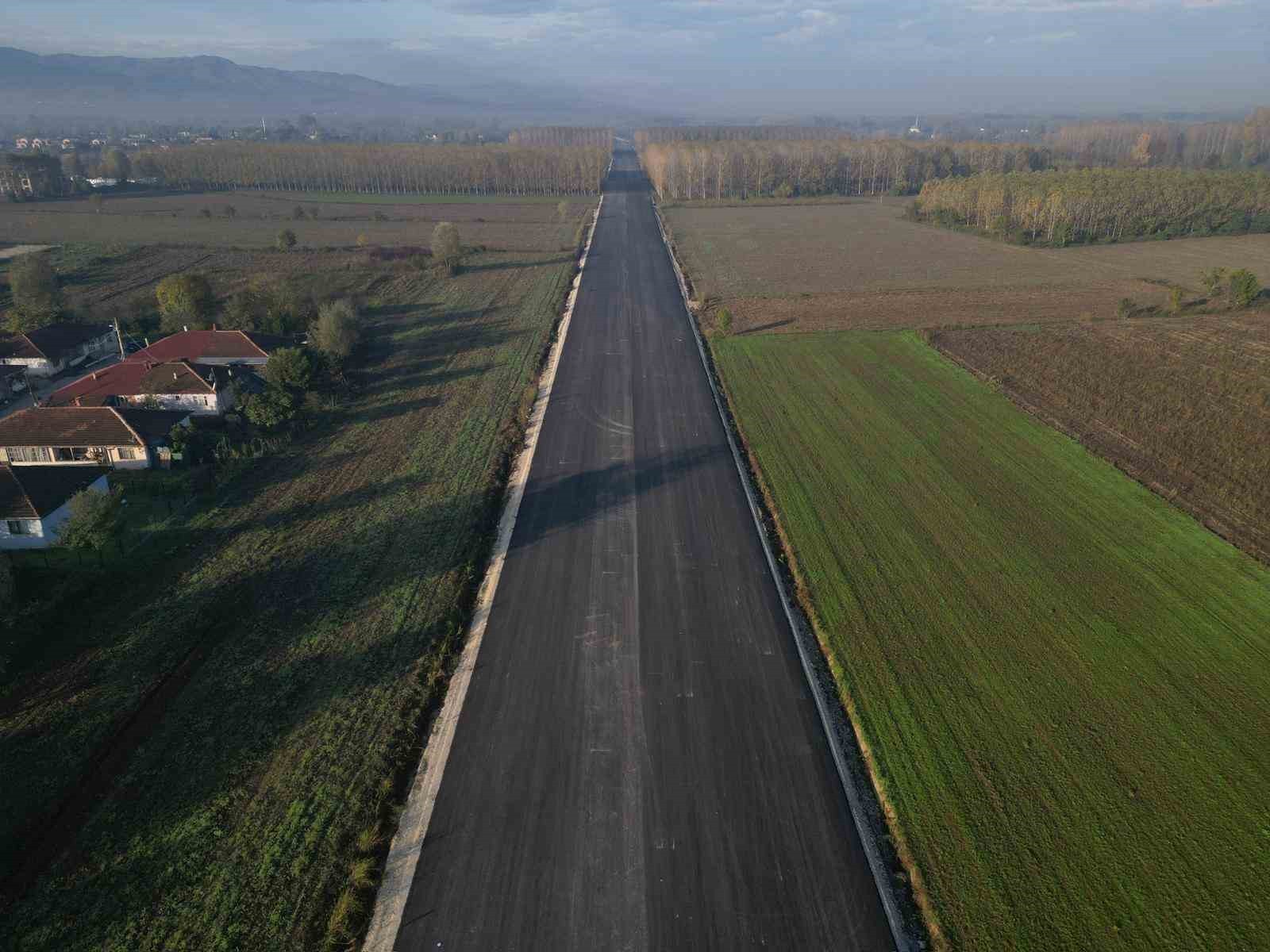 AKYAZI’NIN YENİ İLÇE GİRİŞİ OLACAK OLAN YAHYALI BAĞLANTI YOLU’NDA ASFALT ÇALIŞMALARI TAM GAZ DEVAM...