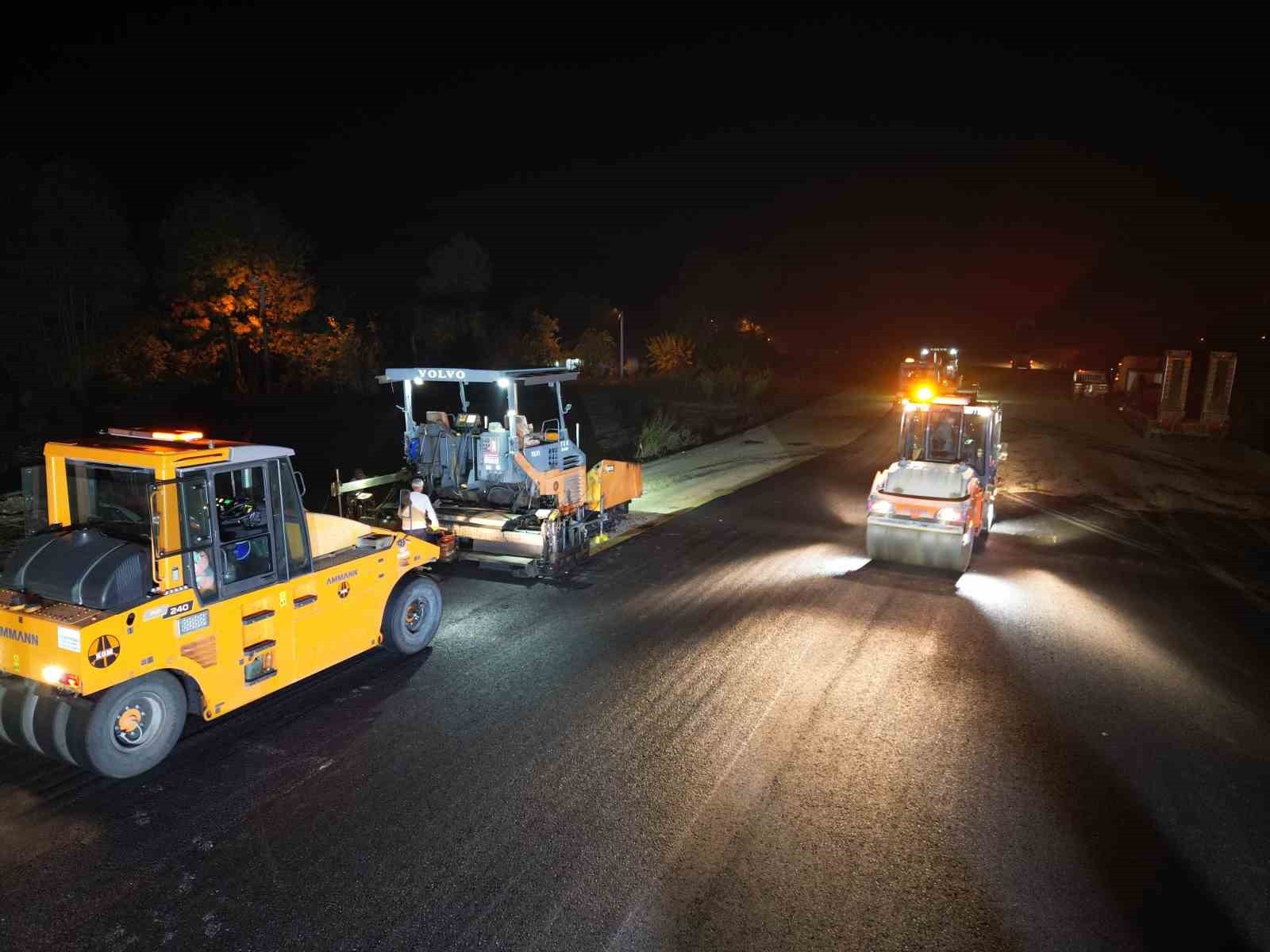 AKYAZI’NIN YENİ İLÇE GİRİŞİ OLACAK OLAN YAHYALI BAĞLANTI YOLU’NDA ASFALT ÇALIŞMALARI TAM GAZ DEVAM...
